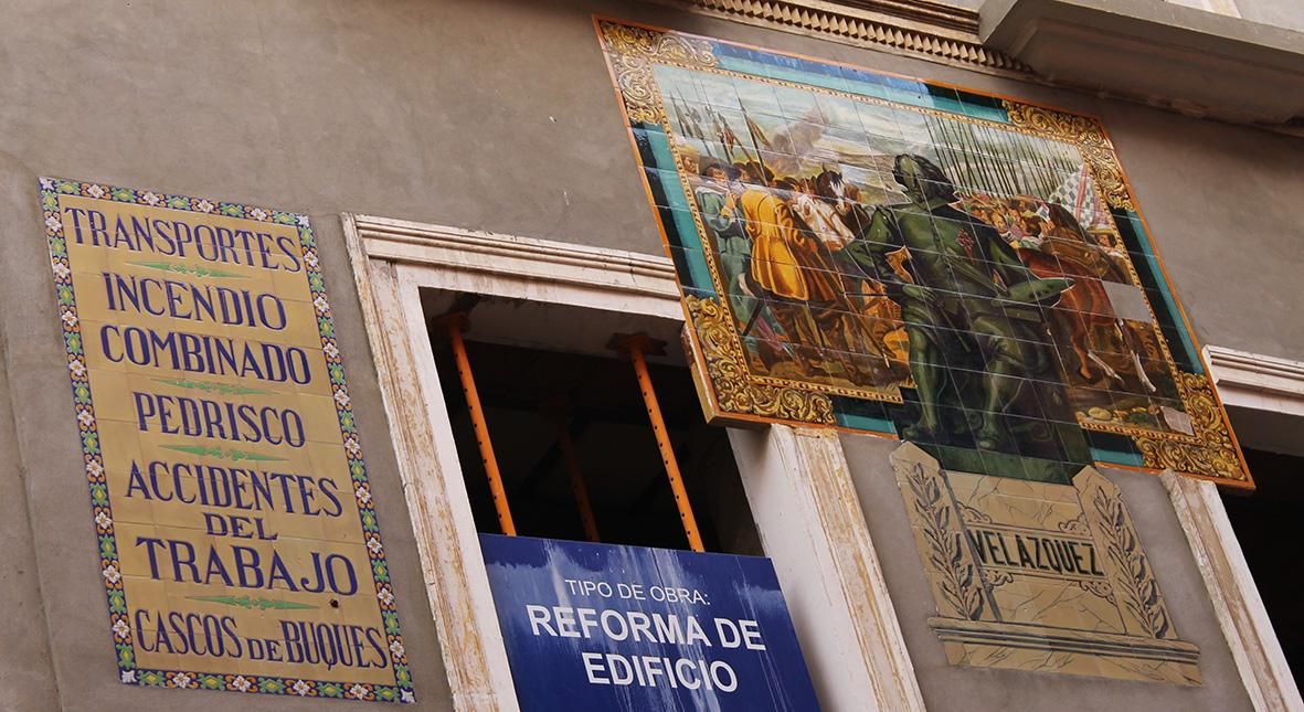 Velazquez como antiguo soporte publicitario. / JUAN MIGUEL BAQUERO