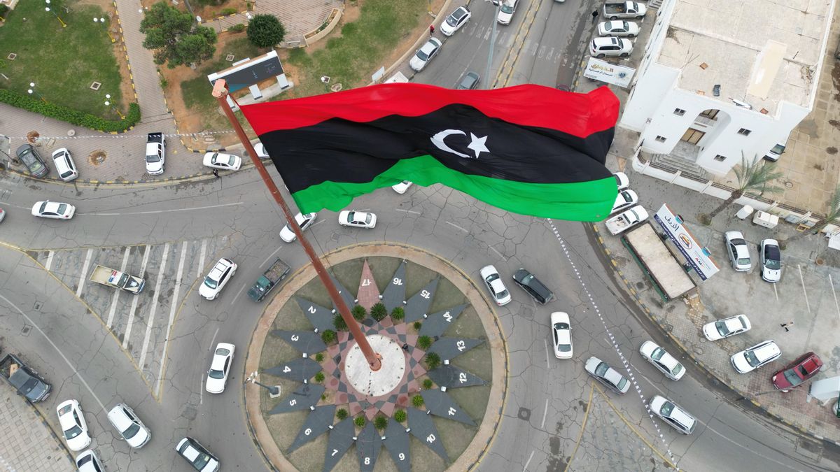 La bandera libia en el centro de la ciudad de Misrata, a vista de dron.