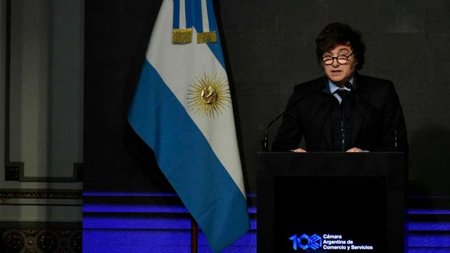 Milei descarta subir el dólar y delira sobre la baja de la inflación ante empresarios divididos sobre el futuro