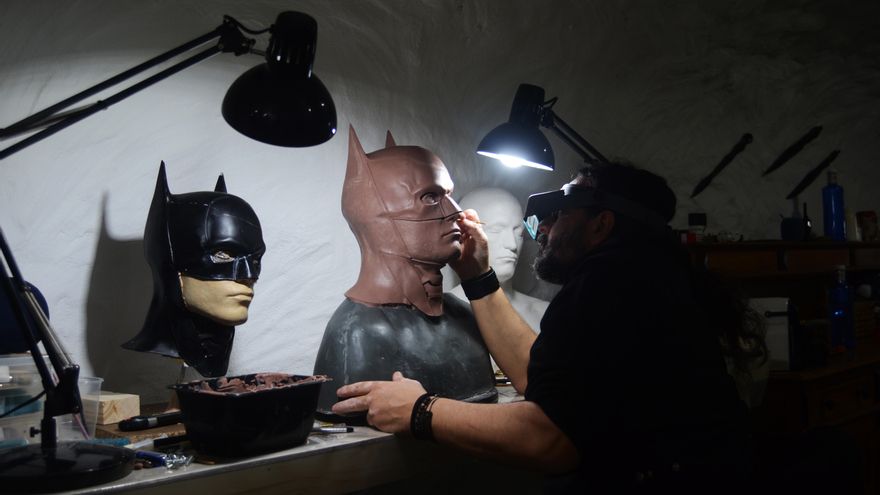 Noé Serrano trabajando en la máscara de Robert Pattinson en 'The Batman'.