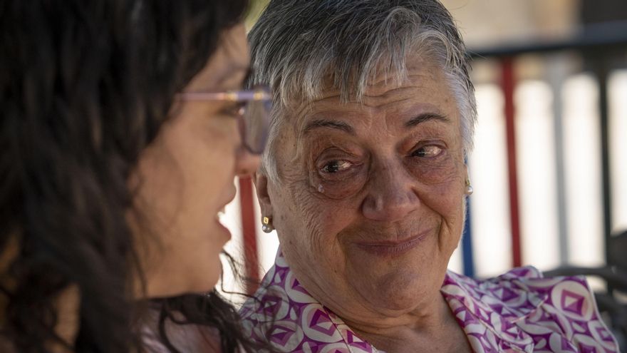 Carmen se emociona mientras Jenny cuenta cómo se conocieron y todo lo que se apoyan en una entrevista con elDiario.es.