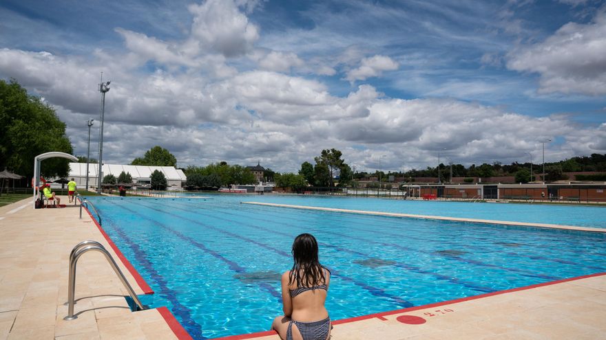 Catalunya acaba con la prohibición del 'topless' que imponían algunos ayuntamientos en piscinas públicas