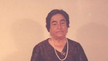 Ángela Ruiz Robles con su Enciclopedia Mecánica.