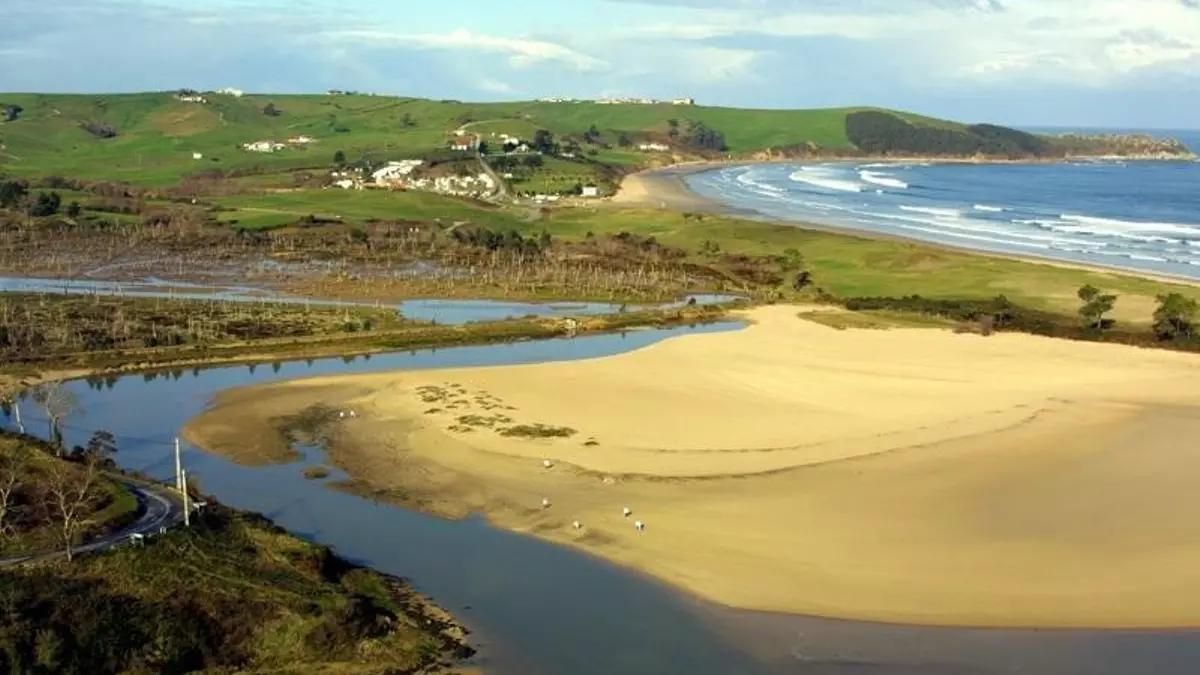 La plataforma Salvar Oyambre alerta del riesgo de una escalera "al borde del acantilado" en la playa de la costa occidental