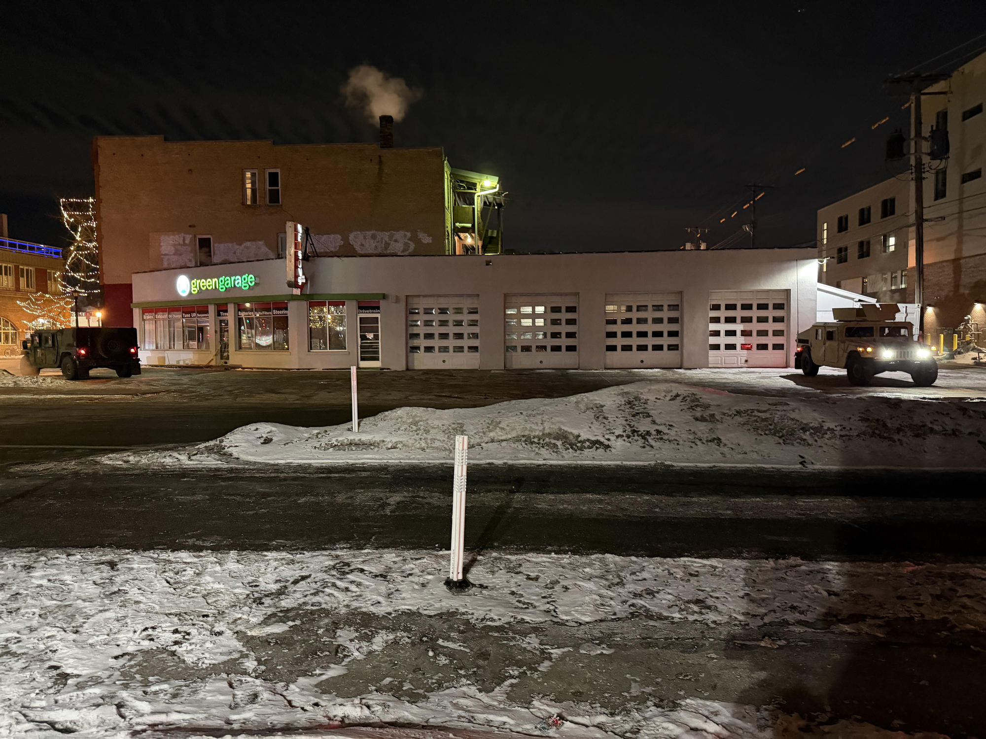 Dos vehículos blindados de la Guardia Nacional cerca del lugar donde fue asesinado Alex Pretti en Minneapolis, el 24 de enero de 2026.