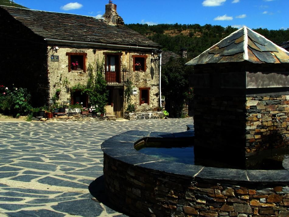Plaza Mayor de Valverde de los Arroyos.