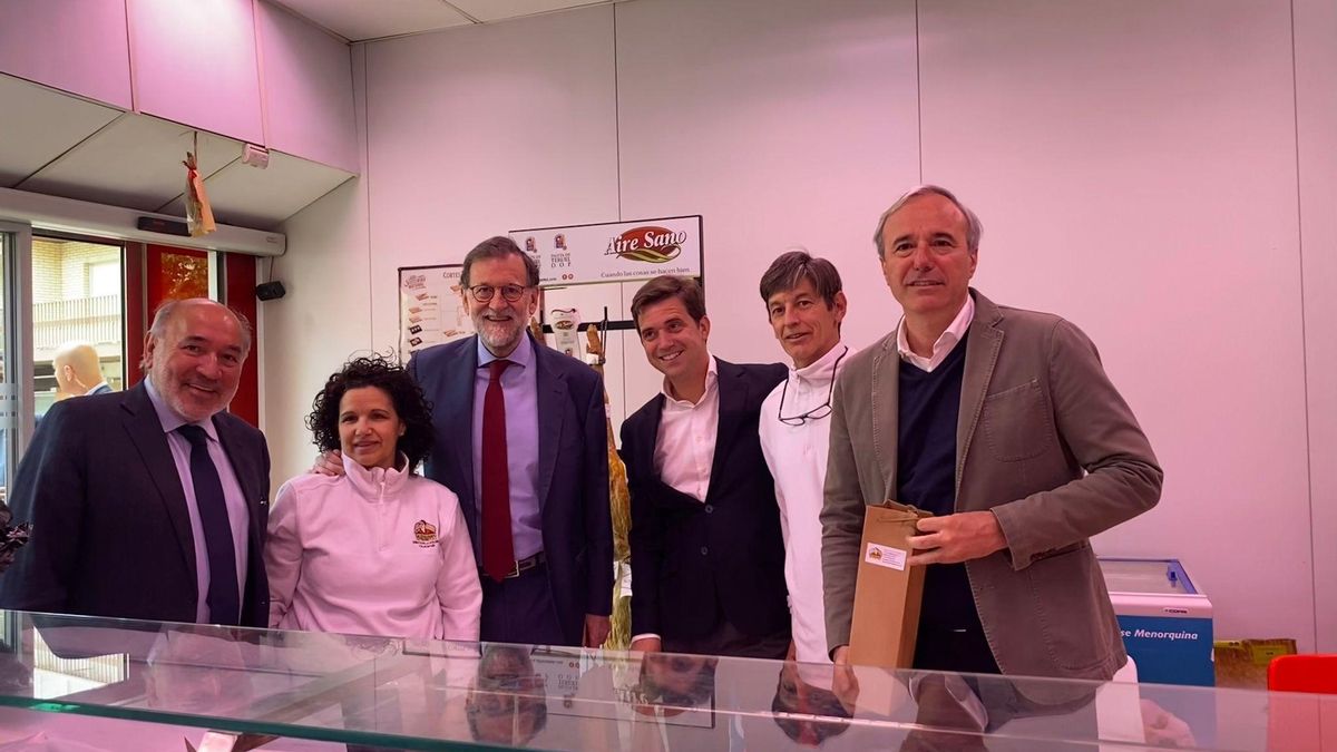 El expresidente del Gobierno de España y expresidente del PP, Mariano Rajoy, visita varios comercios en Calatayud (Zaragoza) y hace un paseo ciudadano con los candidatos del PP a la Alcaldía, José Manuel Aranda, y a la Presidencia de Aragón, Jorge Azcón