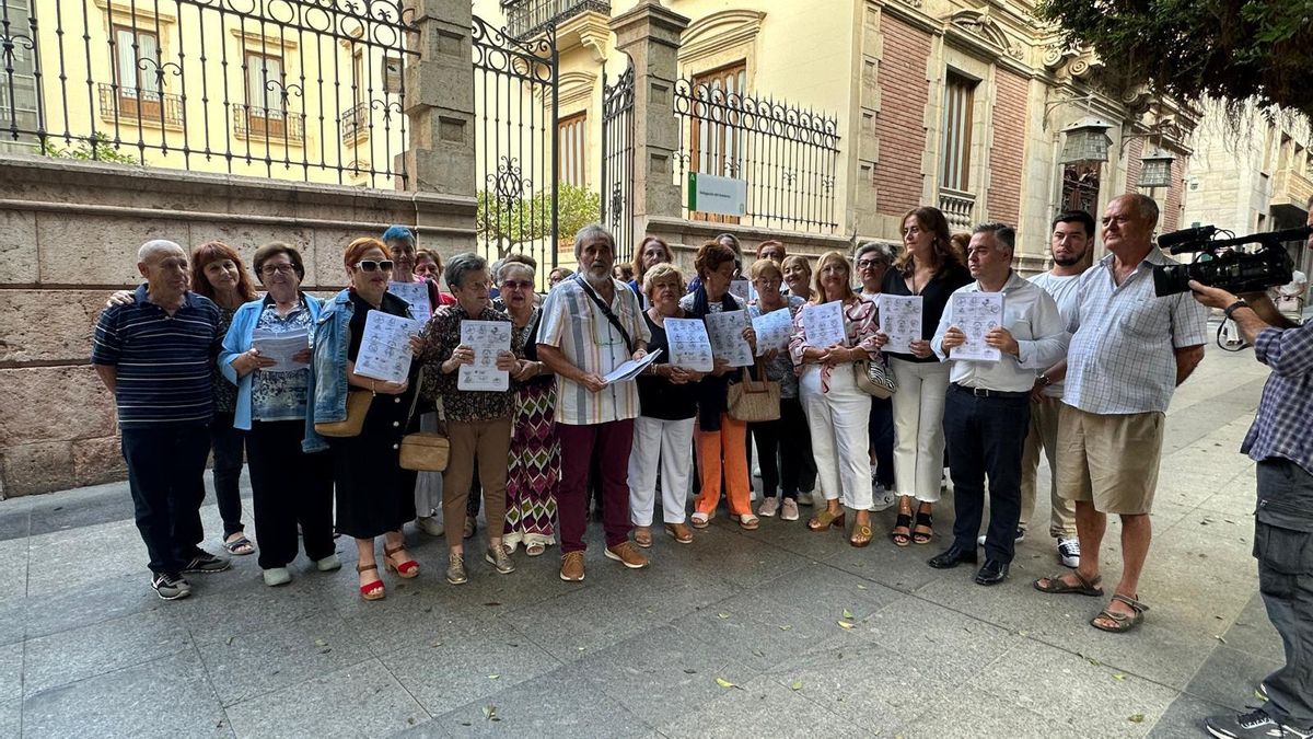 3.000 vecinos de Almería se movilizan contra los recortes sanitarios: "Somos pueblos pequeños, pero somos personas"