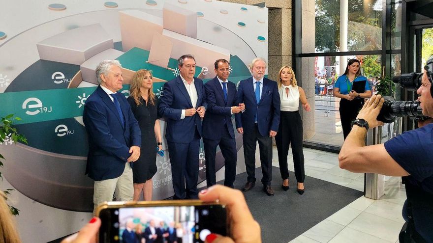 Espadas junto a directivos de Canal Sur al llegar a los estudios.