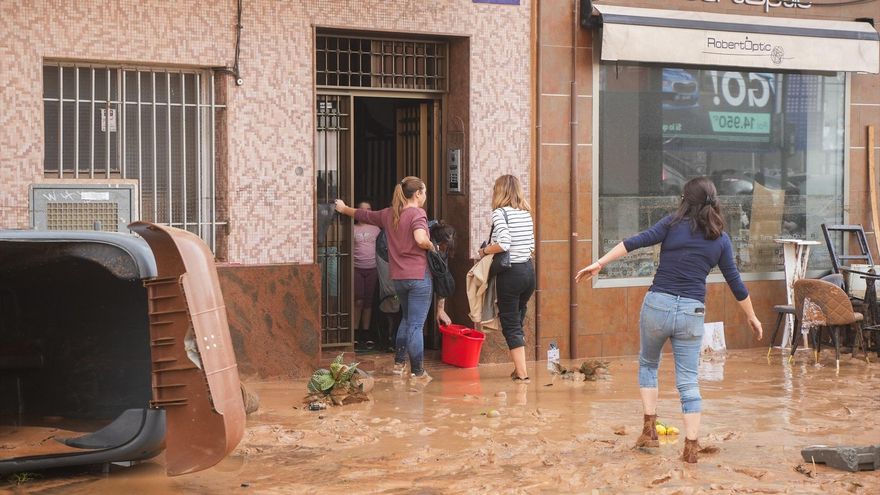 EuropaPress 6311819 varias mujeres achican agua limpian estragos causados dana 30 octubre 2024