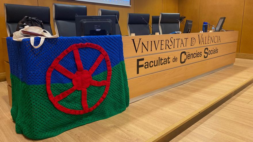 L'estudiantat gitano visibilitza els reptes a què s'enfronta a la universitat: "Alguns docents perpetuen els estereotips cap a aquesta ètnia"
