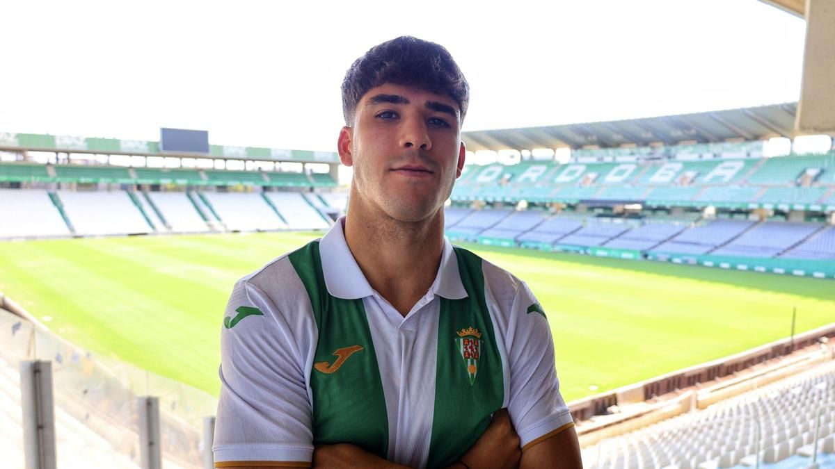 Eder García ya posa con la camiseta del Córdoba CF