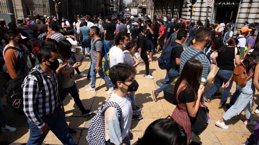 Personas con cubrebocas caminan este 13 de octubre por las calles del centro histórico en Ciudad de México (México). EFE/Carlos Ramírez