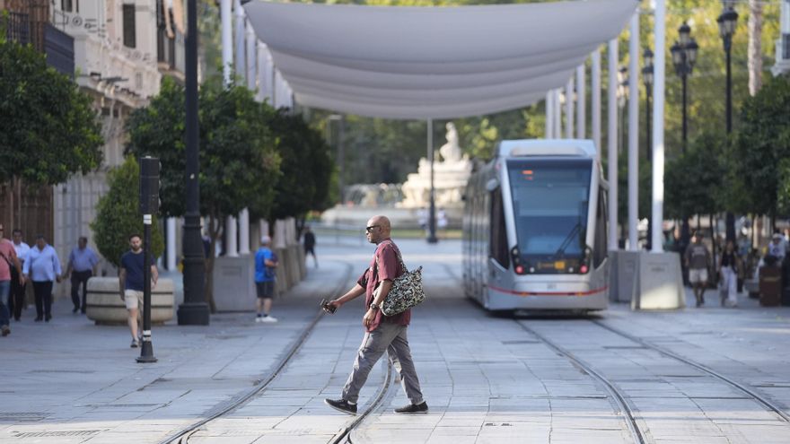 Imágenes de la Avenida de la Constitución de Sevilla luciendo los primeros toldos instalados en la jornada de este viernes.