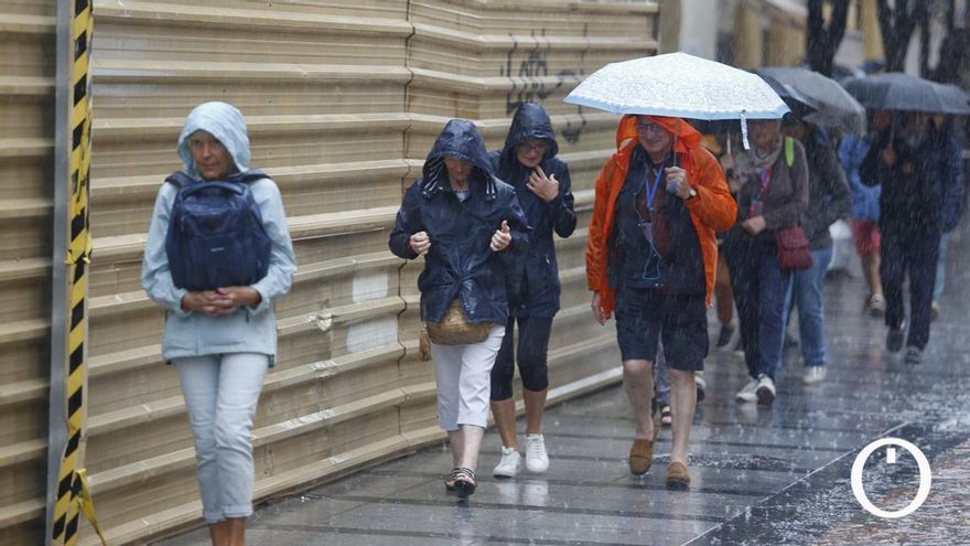 Bajo el paraguas: las lluvias se quedan en Córdoba toda la semana
