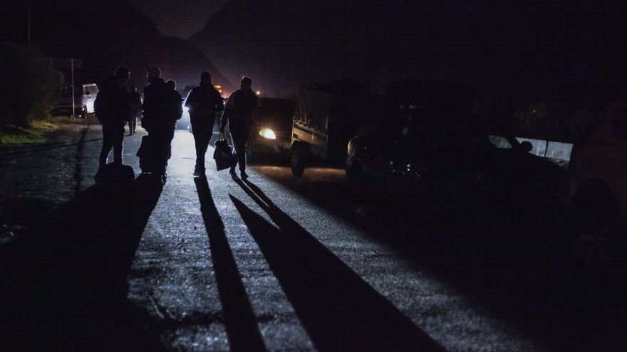 Hombres y mujeres rusos cargados con su equipaje se acercan al puesto de control fronterizo Rusia-Georgia de Verkhnii Lars, en Rusia, este pasado 30 de septiembre. EFE/OLGA IUNASHEVA