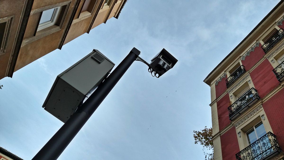 Cámara de control el los accesos a una de las zonas restringidas a la circulación en Madrid