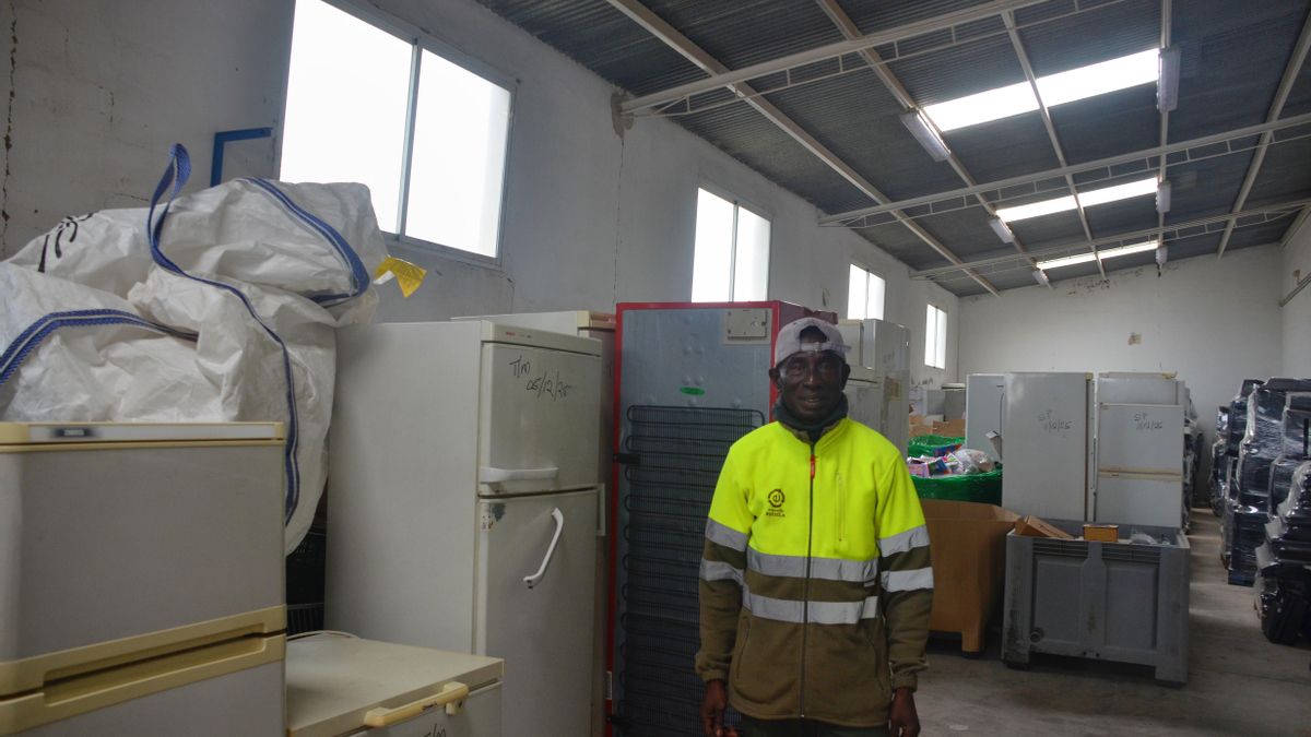 Nana en una de las naves de Traperos de Emaús