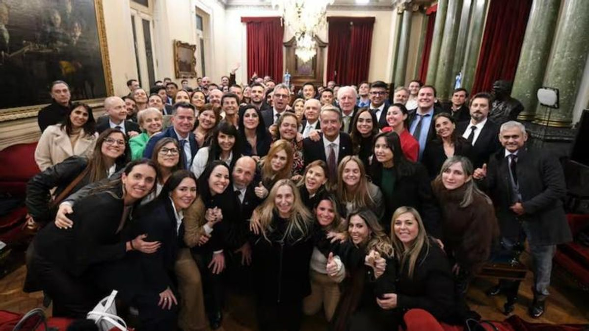 Karina Milei junto a los diputados y senadores de La Libertad Avanza.