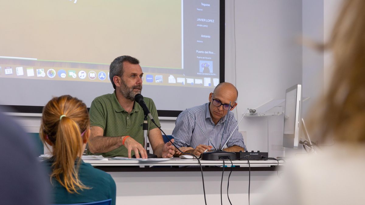 El presidente del Colegio de Veterinarios de Las Palmas, Alejandro Suárez, se dirige a los veterinarios municipales en la reunión celebrada en la sede colegial.