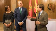 El alcalde y la vicealcaldesa de Zaragoza, Jorge Azcón (PP) y Sara Fernández (C’s), con el primer edil madrileño, José Luis Martínez Almeida.