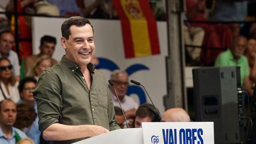 El presidente del PP andaluz y de la Junta, Juanma Moreno, durante su intervención este domingo en un acto de partido en defensa de "la democracia", a 15 de junio de 2025 en Málaga.