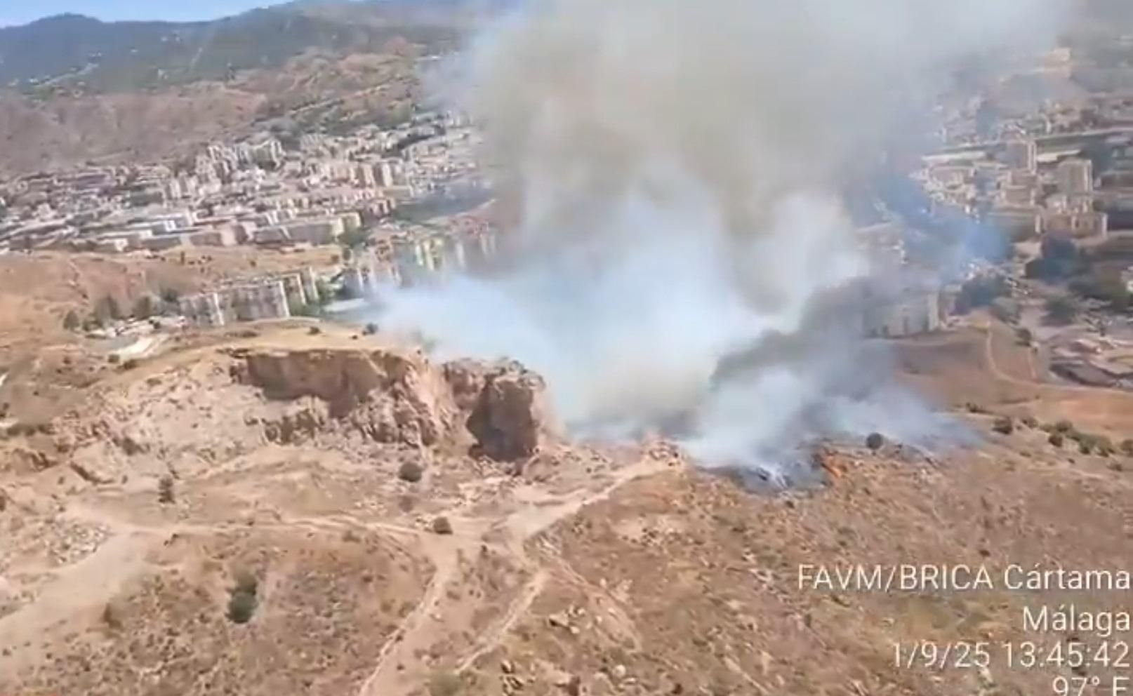 Vista del incendio que afecta al paraje de Monte Coronado, en el distrito Palma-Palmilla de la capital malagueña.
