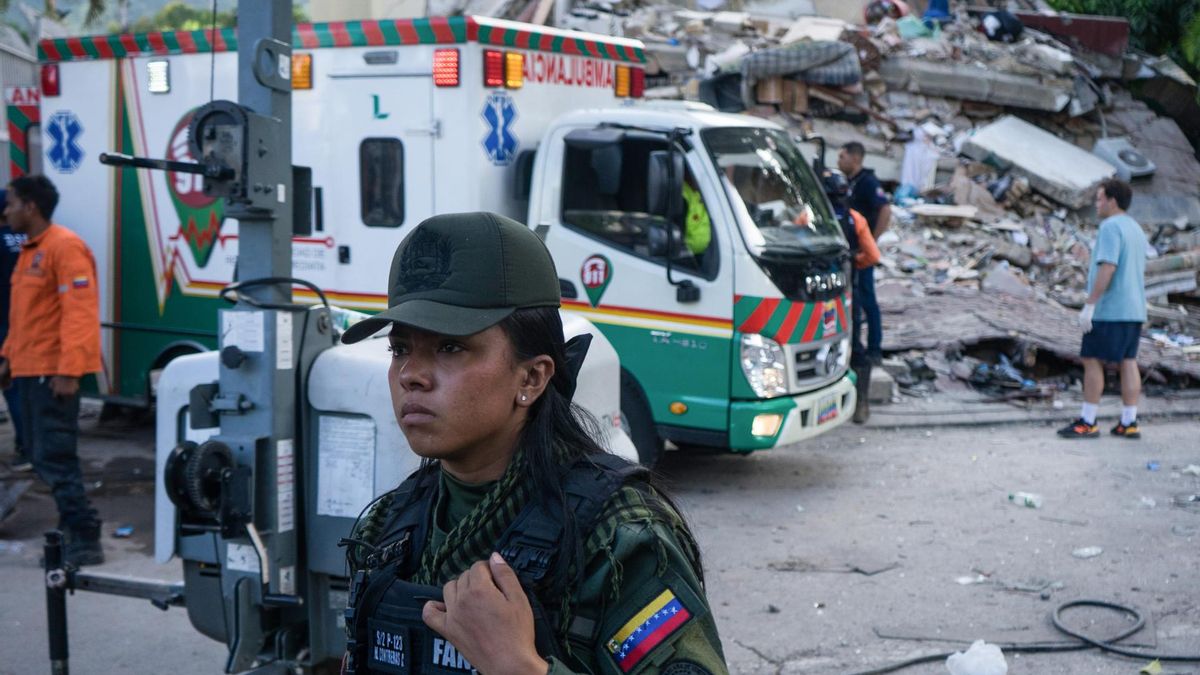 Integrantes de la Protección Civil, Policía de Chacao y Seguridad Ciudadana de Venezuela participan en las labores de remoción de escombros y búsqueda de sobrevivientes entre edificios colapsados por los terremotos, en el municipio de Chacao, en el este de Caracas.