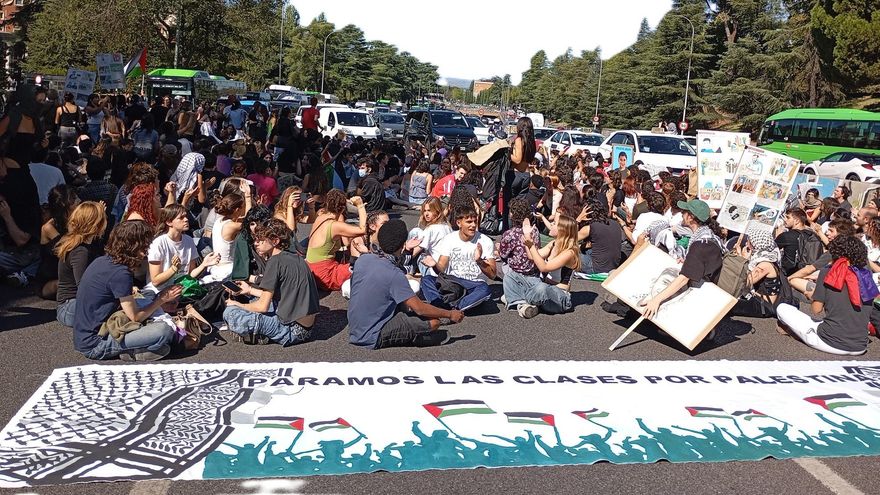 La protesta de estudiantes en Madrid corta la carretera A6.