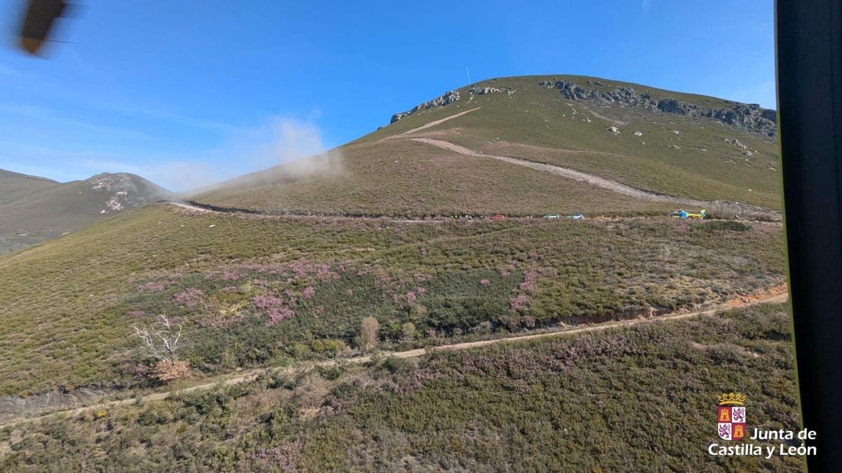 Rescatan a un motorista herido tras caer por un desnivel en una pista forestal en Peranzanes