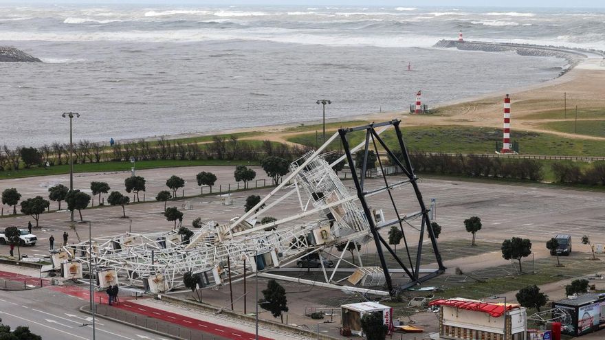 Una noria de feria caída en el Parque das Gaivotas in Figueira da Foz, Portugal, 28 January 2026
