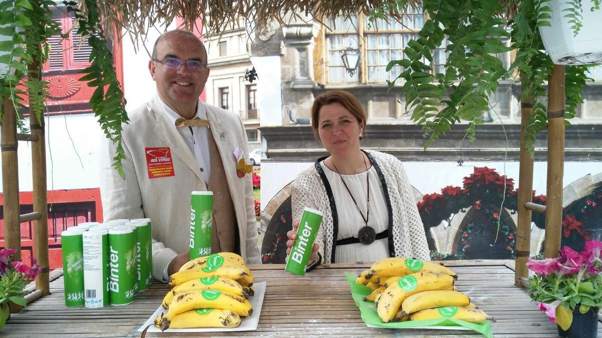El presidente del Cabildo y la consejera insular de Turismo en el stand de Binter.