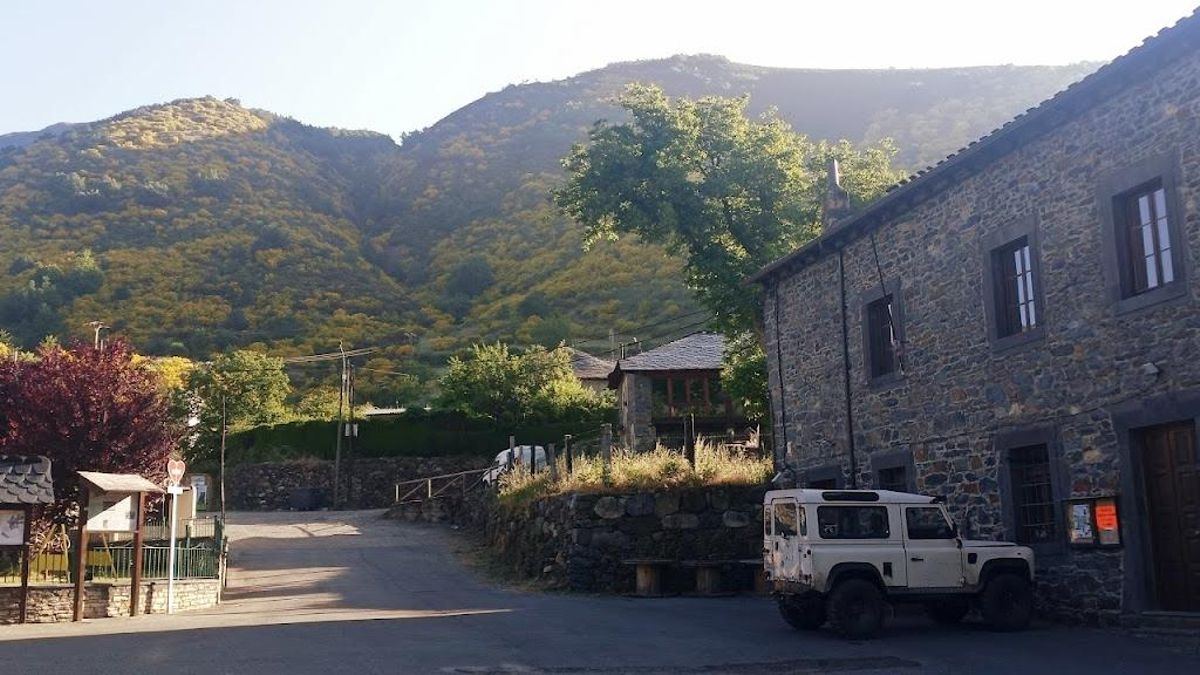 Sosas de Laciana, plaza del Barrio de la Trapa.