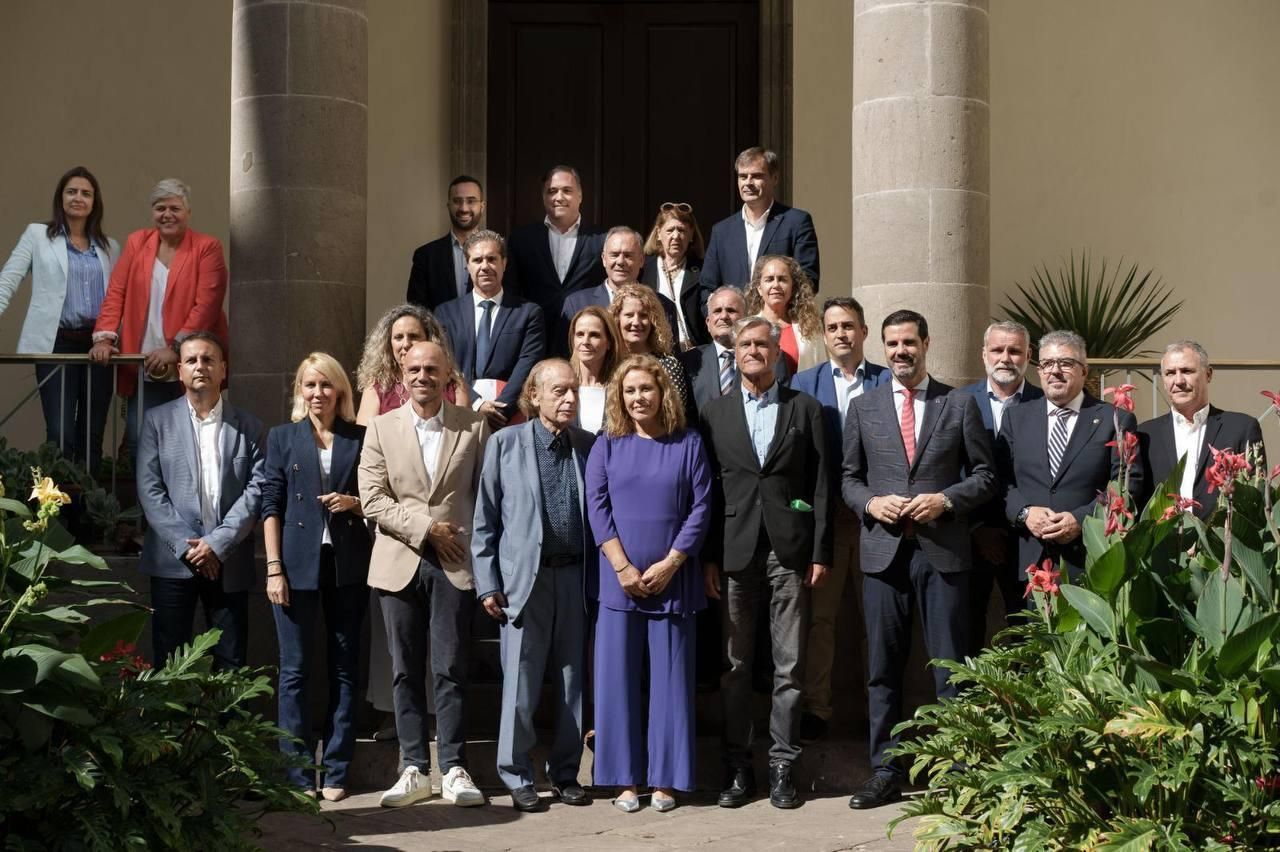 Los grupos políticos representados en el Parlamento de Canarias este miércoles.