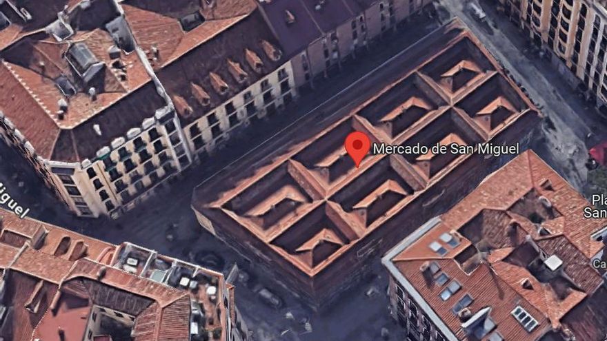 El Ayuntamiento de Madrid peatonalizará las calles que rodean el Mercado de San Miguel, un entorno tomado por el turismo