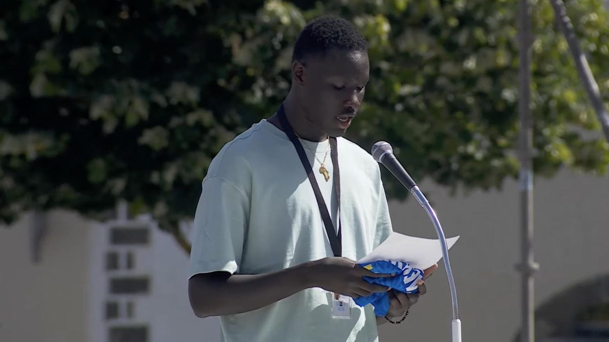 Un joven senegalés narra al Papa las dificultades de los menores migrantes: ''Yo he tenido suerte, otros se quedan en la calle cuando cumplen 18''