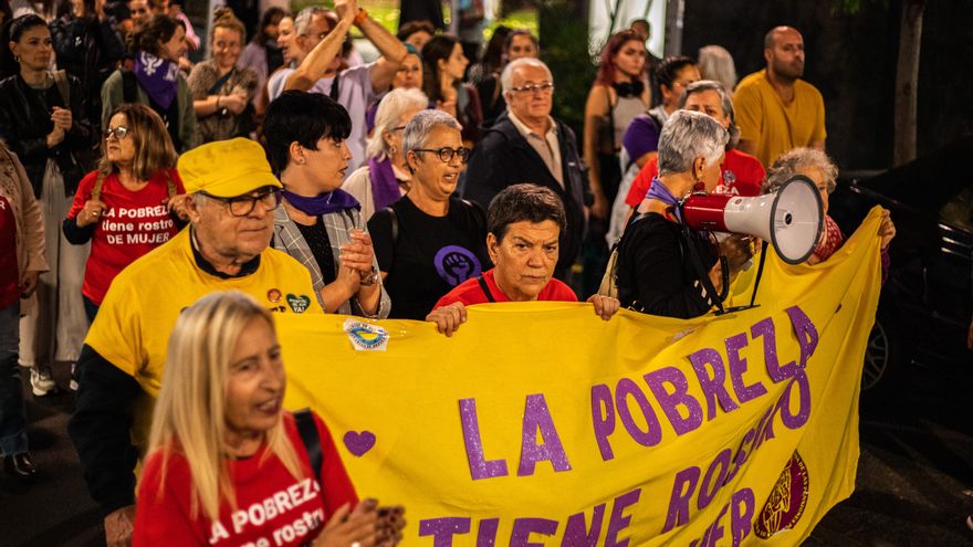 Miles de personas se manifiestan en Santa Cruz de Tenerife este viernes 25 de noviembre en contra de la violencia machista