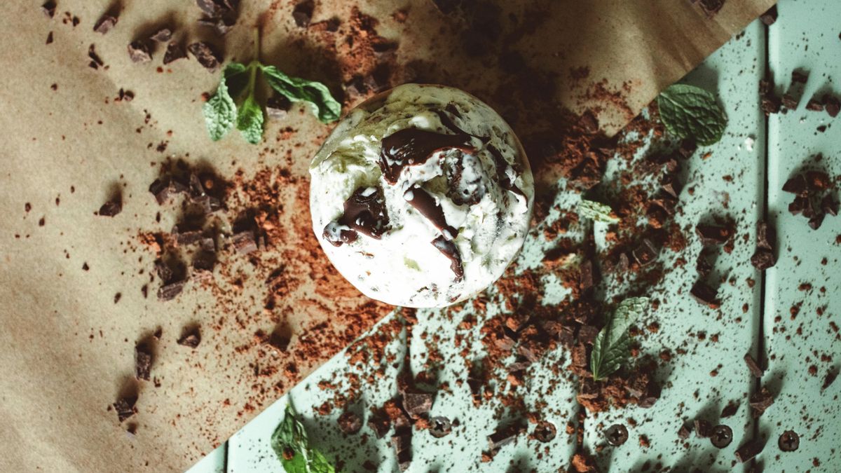 El helado de menta con trozos de chocolate es uno de los ingredientes básicos