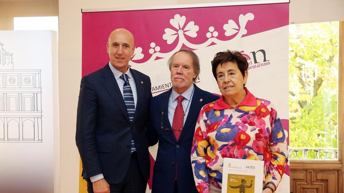 El Ayuntamiento de León entrega el Premio González de Lama al autor Santiago López Navia