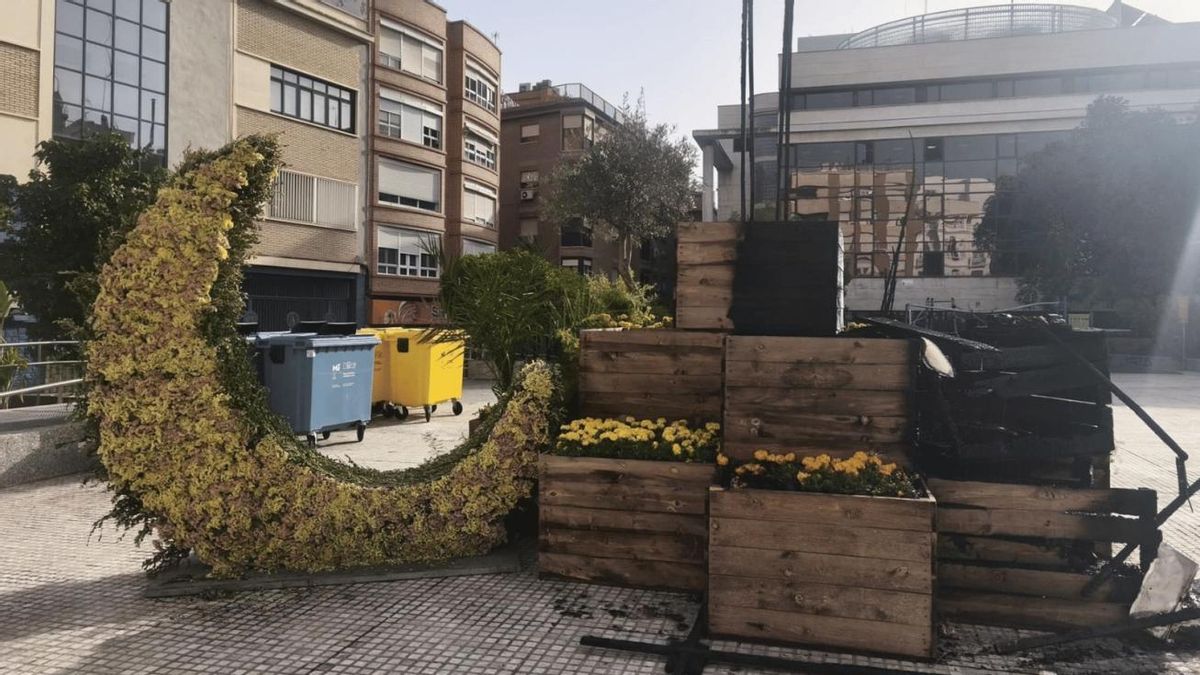 Arde el polémico monumento a las tres religiones en Murcia: la policía investiga un "acto vandálico"