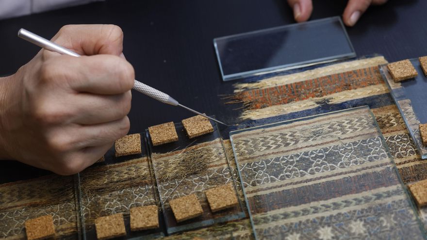 El Arqueológico restaura tesoros medievales: un zapatito con 700 años y lujosos tejidos