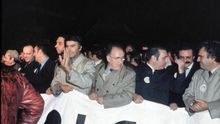 Imagen de la cabecera de la manifestación en defensa de la Constitución en respuesta al intento de golpe de Estado del 23-F.