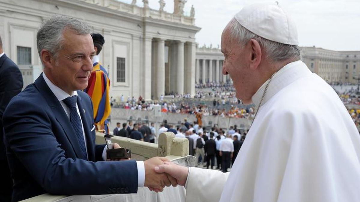 Urkullu con el jefe del Estado vaticano, el papa Francisco, en 2019