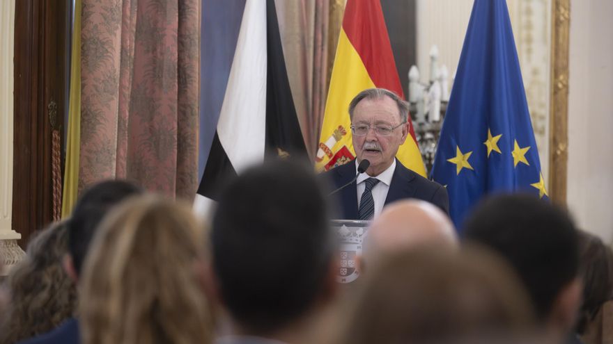 El presidente de Ceuta, Juan Jesús Vivas, ofrece declaraciones a los medios en el Ayuntamiento.
