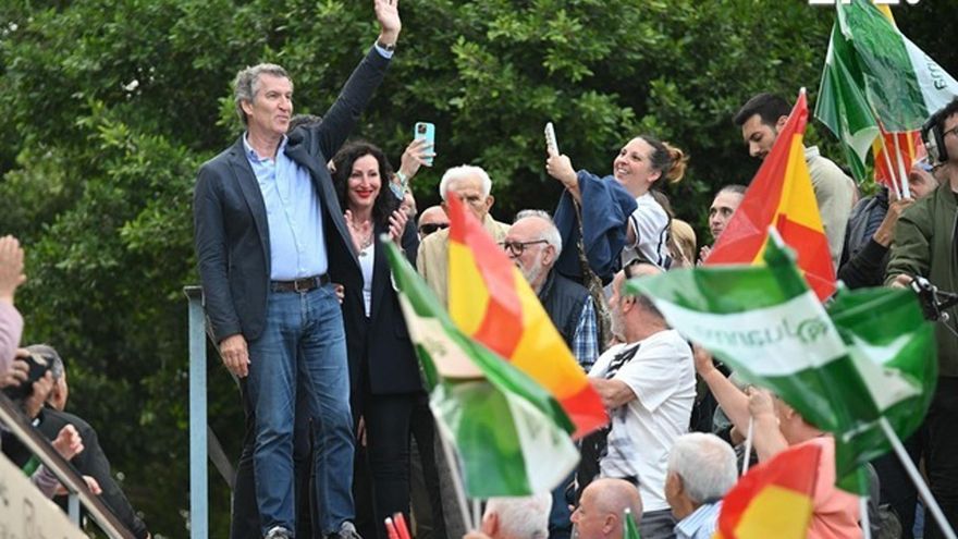 El presidente del Partido Popular Alberto Núñez Feijoo (i) participa este viernes en un acto de cierre de campaña en Almería. EFE / Carlos Barba