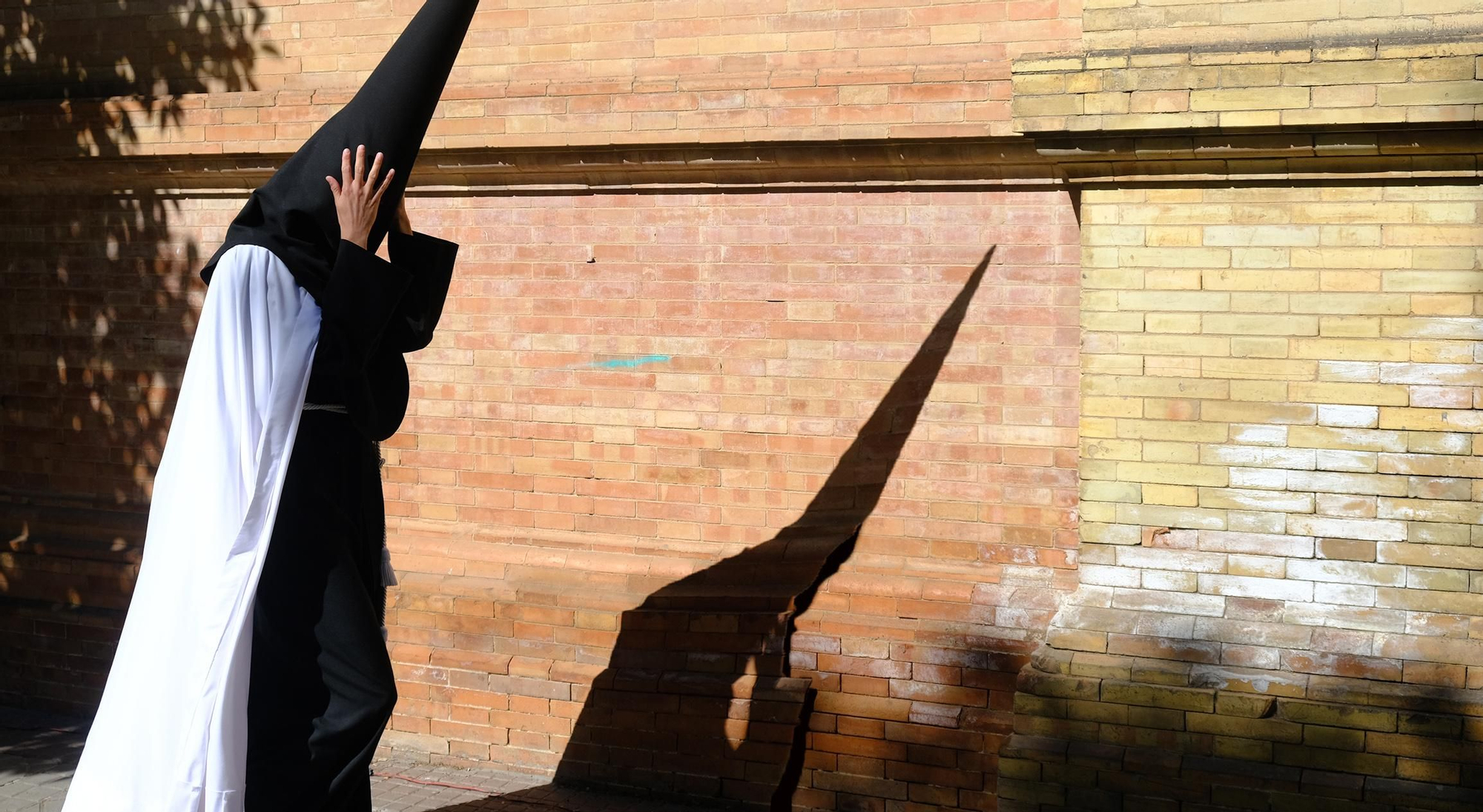 La sombra del nazareno es alargada.