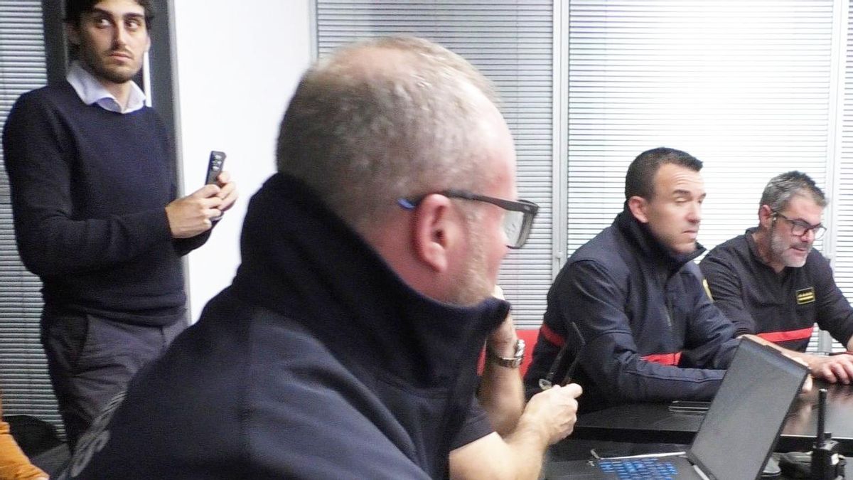 El asesor de Pradas usa su teléfono móvil en posición vertical durante el Cecopi de la dana.