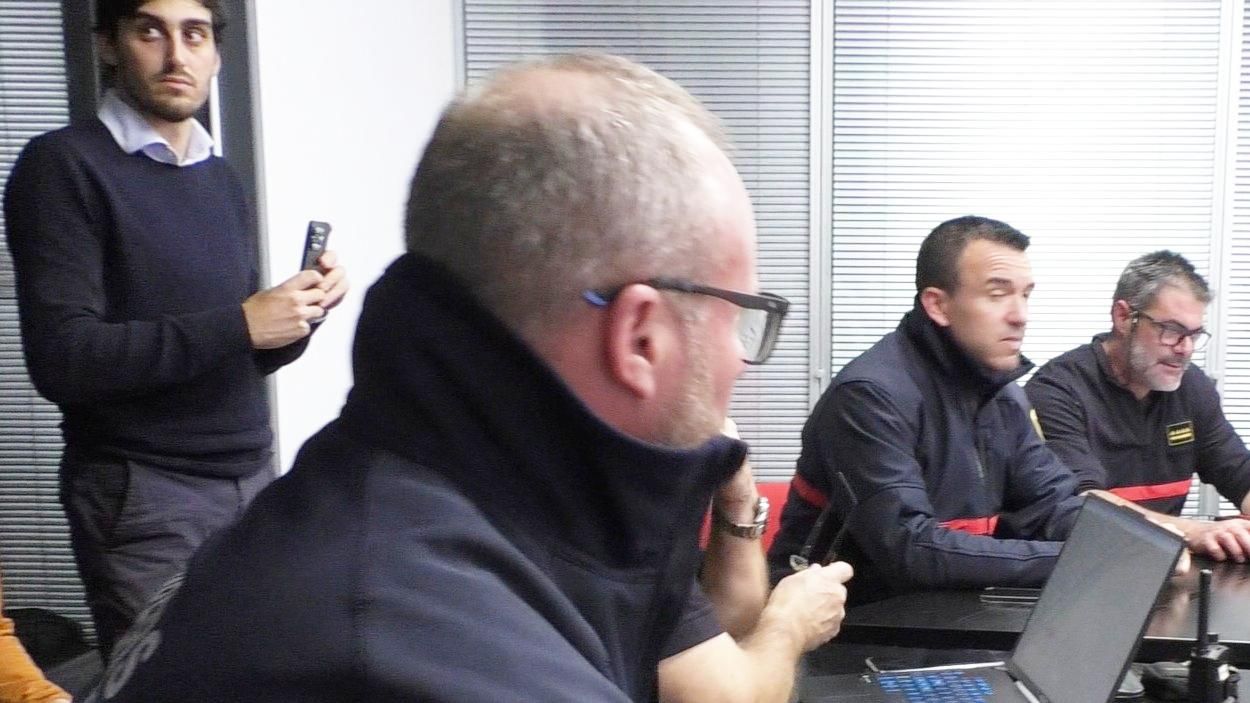 The Pradas advisor uses his mobile phone in a vertical position during the Cecopi de la dana.