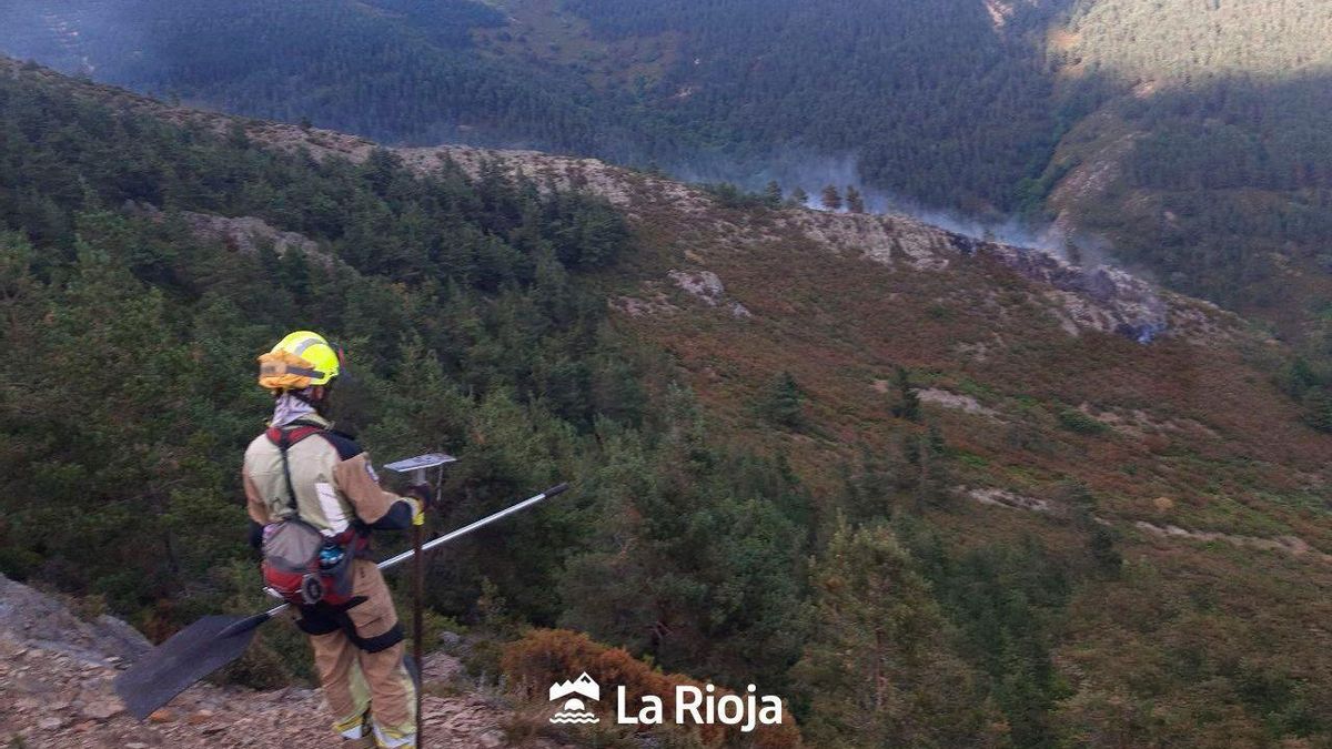 Medios áreos y terrestres trabajan en un incendio forestal en Canales de la Sierra