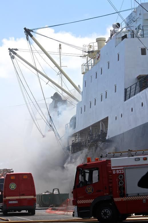 Incendio de un pesquero en el Muelle Reina Sofía. (CIRENIA VICO)
